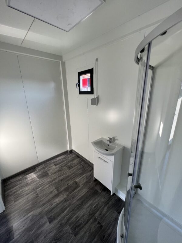 Contenedor oficina habitable de 8m x 3m