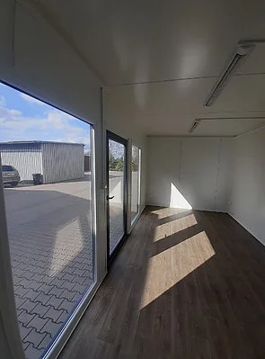 37e3c5_37b7898ee7a14489a3aaf2ed76727bcemv2 Oficina con contenedor de 18 m2 y baño