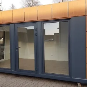 37e3c5_5f3d1369dea843efb555910c6276a65cmv2-600x366-1 Oficina con contenedor de 18 m2 y baño