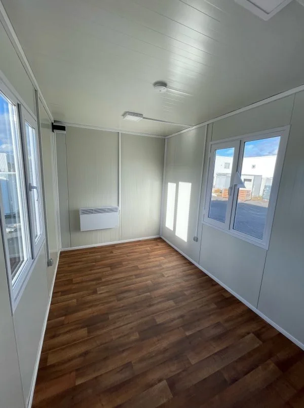 Baraque-de-chantier-interieur-10m²-ADC-Module-600x804-1 Módulo prefabricado 10 m²